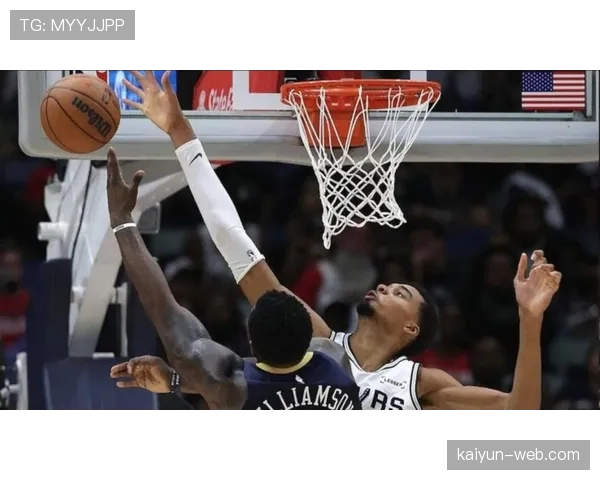 特写:爱德华兹隔扣文班亚马未果后,二人相视一笑并击掌 特写:爱德华兹隔扣文班亚马未果后,二人相视一笑并击掌